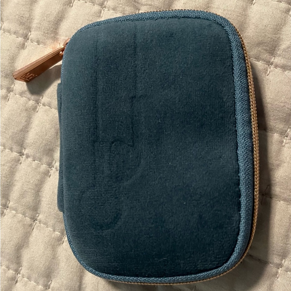 GUC - Anthropologie MYTAGALONGS Vixen earbud case (teal/blue)